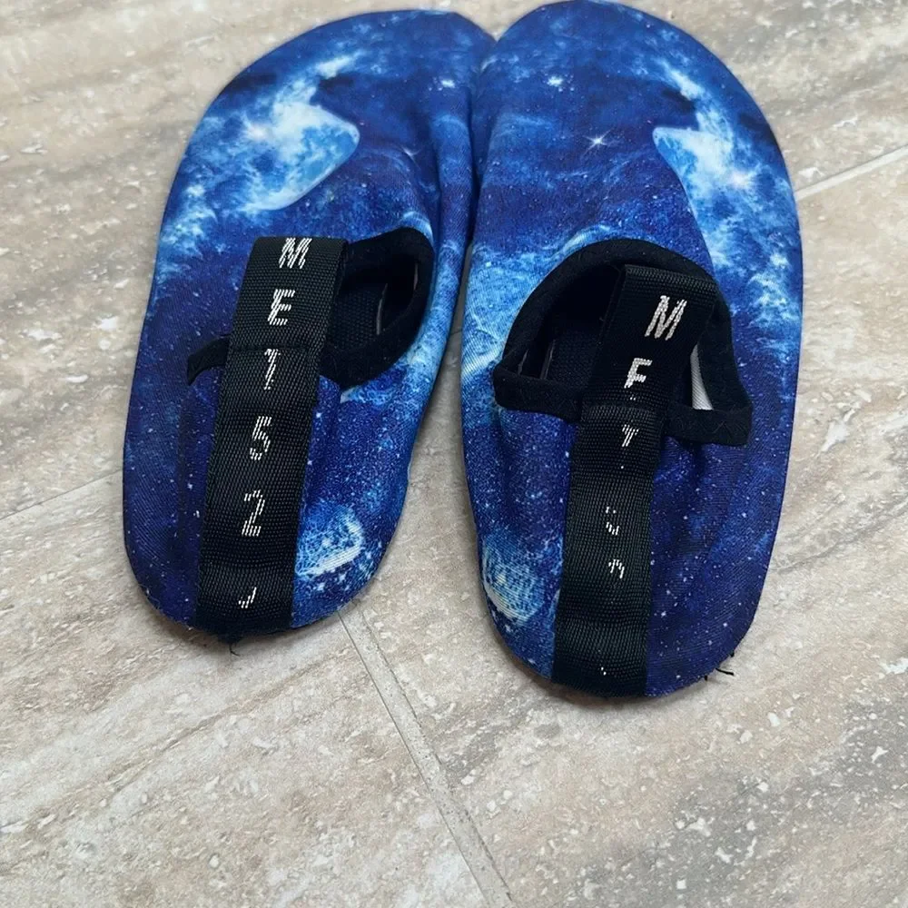 Kids blue galaxy print swim socks– size 1 – 1 1/2